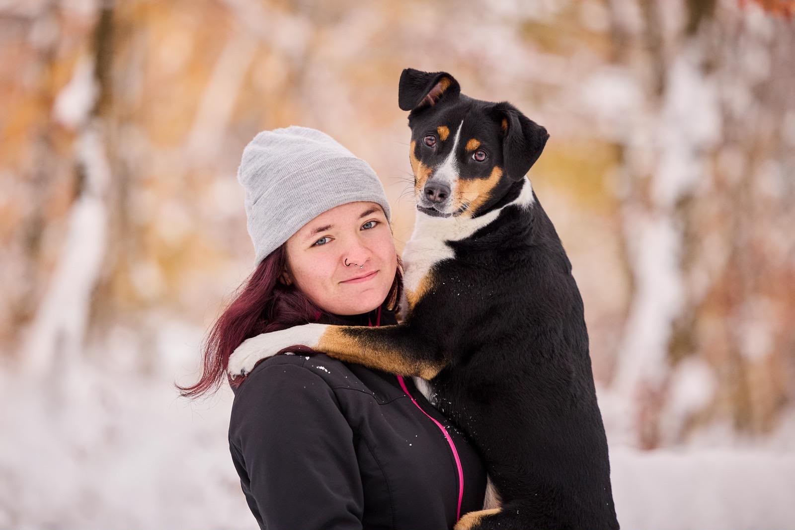 Jenny und ihr Hund Blue auf Winterspaziergang.